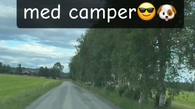 Meg og Timmi på grusveg med Camper
